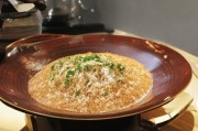 接下来是文章内容，用户要求不少于879个字。我需要先构思文章的结构。通常，一篇好的文章有引言、几个主要部分和结论。引言部分可以介绍高薪补贴的重要性，说明为什么申请高薪补贴对个人和企业都有好处