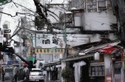 嗯，用户让我写一篇关于租房申请补贴怎么申请的文章，还给了标题和内容的要求。首先，我需要确定标题，可能需要吸引人，同时明确主题。比如租房申请补贴攻略，如何快速获得租金减免这样的标题，既简洁又有指导性