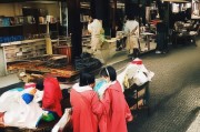 好，用户让我写一篇关于上海安徽人申请物资补贴的文章，首先得确定标题。标题要简洁明了，又能吸引读者，所以上海安徽人申请物资补贴，生活困境与解决方案听起来不错