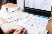 然后，我需要收集相关的信息。破损补贴的定义是什么？它通常由哪些机构提供？申请条件有哪些？比如物品是否有损坏、损坏程度是否符合规定等等。这些信息需要准确无误，确保文章的专业性