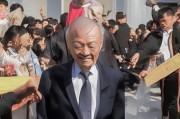 好，用户让我写一篇关于中国明星申请补贴的文章，标题和内容都要写。首先，我需要确定标题，要吸引人同时明确主题。可能用明星申请补贴，解密娱乐圈的‘养家’之谜这样的标题，既点出了补贴，又说明了娱乐圈的状况