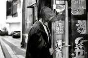 好，用户让我写一篇关于银行申请补贴的文章，首先得确定标题。标题要简洁明了，又能吸引读者，所以银行申请补贴，如何有效利用政府支持政策听起来不错