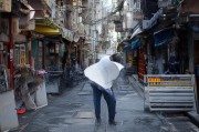 好，用户让我写一篇关于出殡补贴申请的文章，首先得确定标题。标题要简洁明了，又能吸引读者，我想到‘出殡补贴申请’现代殡葬服务与人文关怀的平衡这个标题，既点明了主题，又突出了服务与人文关怀的结合