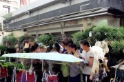 好，用户让我写一篇关于盖房补贴申请的文章，标题和内容都要写。首先，我需要明确文章的结构。标题要吸引人，内容要详细且实用