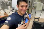 好，用户让我写一篇关于哭穷申请补贴的文章，标题和内容都要写。首先，我需要理解用户的需求。看起来用户可能是在写一篇议论文，探讨 cry for poverty 的现象，以及这种现象背后的原因和解决办法