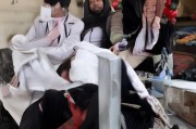 好，用户让我写一篇关于城镇独生子女补贴申请表的文章，首先得确定标题。标题要简洁明了，能够吸引读者，所以城镇独生子女补贴申请表，申请指南与常见问题解答听起来不错