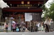 好，用户让我写一篇关于军婚申请补贴的文章，首先得确定标题。标题要简洁明了，又能吸引读者，所以军婚申请补贴，政策解读与申请指南听起来不错