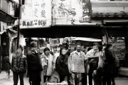 接下来，文章标题要吸引人，同时明确主题。考虑到张家口的就业市场可能需要帮助，标题可以是张家口就业补贴申请指南，如何轻松获得经济支持
