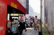 好，用户让我写一篇关于环保申请补贴的文章，标题和内容都要写。首先，我需要确定文章的结构。标题要吸引人，可能用一些激励性的词汇，比如环保补贴申请指南，开启绿色未来的大门。这样看起来既专业又鼓舞人心