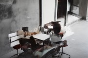 好，用户让我写一篇关于房子申请补贴的文章，标题和内容都要写。首先，我需要确定标题，要吸引人又明确。可能用申请房屋补贴，政策解读与申请指南这样的标题，既涵盖了申请补贴的各个方面，又让人知道内容的结构